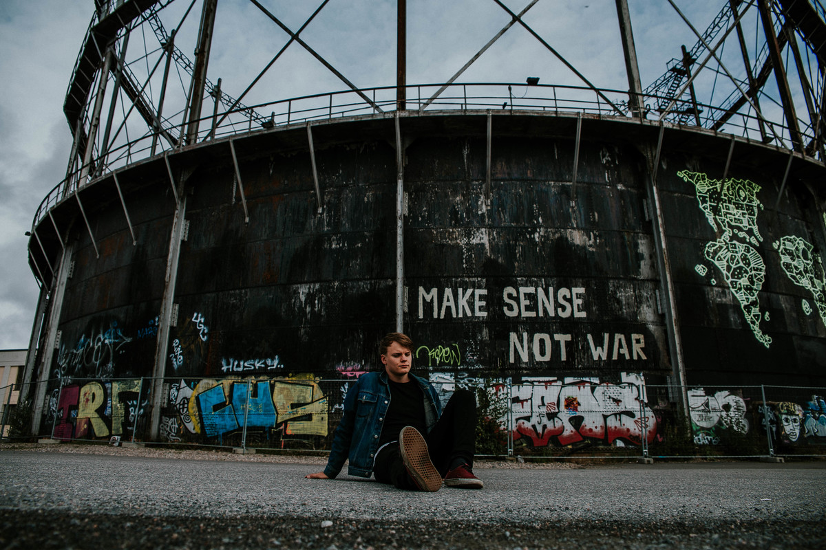 ensaio fotográfico masculino na europa com inspirações de poses e looks para ensaios masculinos.