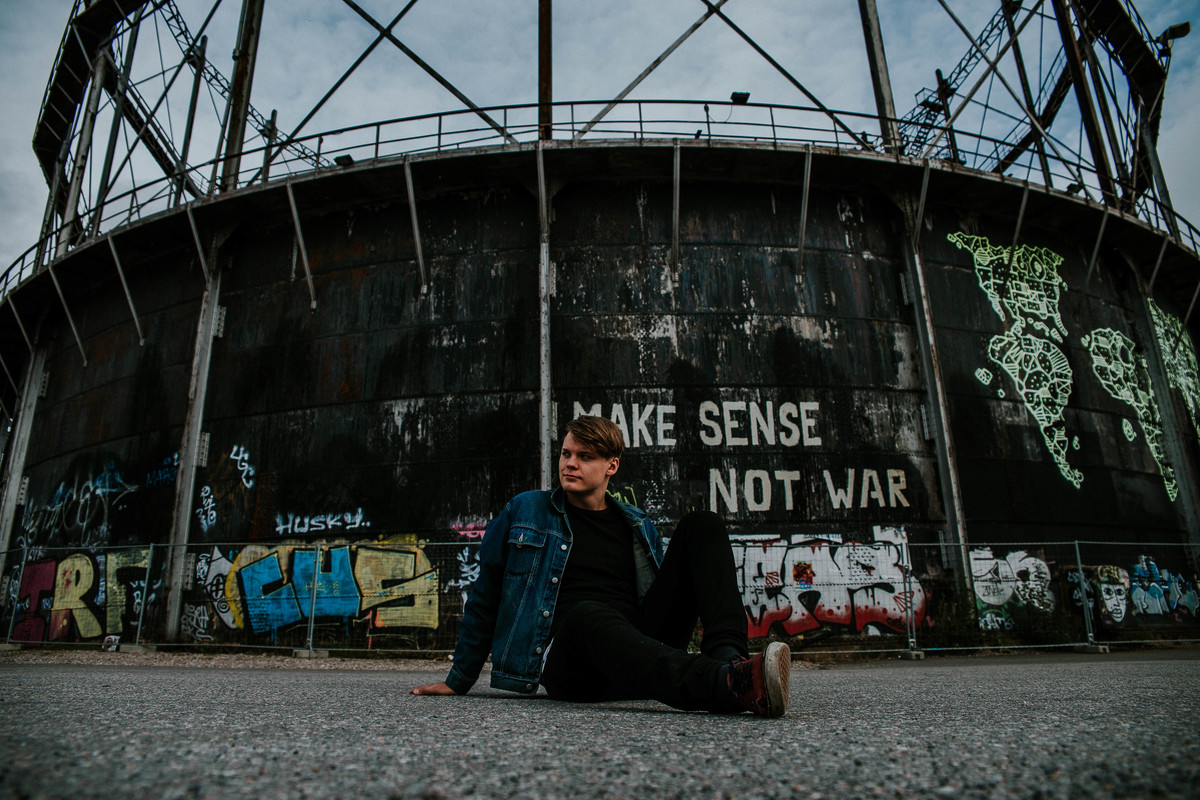 ensaio fotográfico masculino na europa com inspirações de poses e looks para ensaios masculinos.