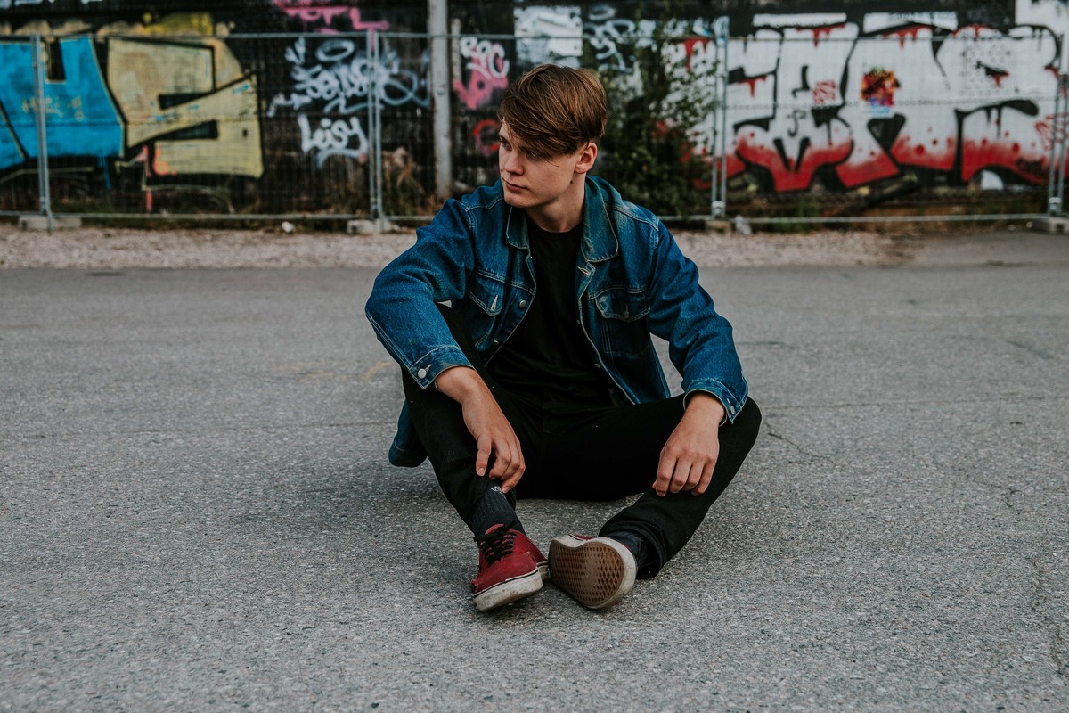 ensaio fotográfico masculino na europa com inspirações de poses e looks para ensaios masculinos.