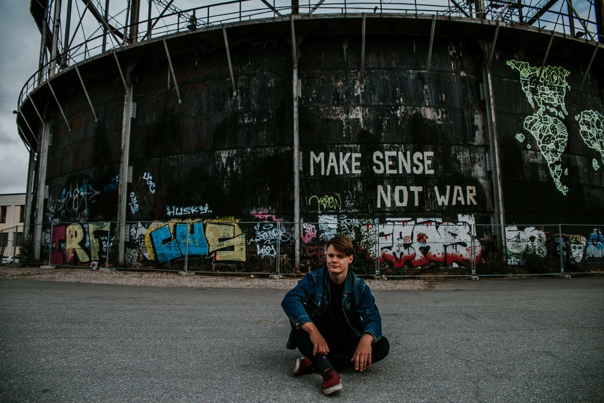 ensaio fotográfico masculino na europa com inspirações de poses e looks para ensaios masculinos.