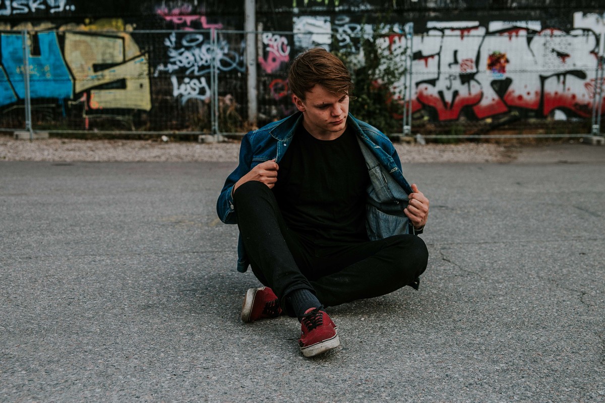 ensaio fotográfico masculino na europa com inspirações de poses e looks para ensaios masculinos.