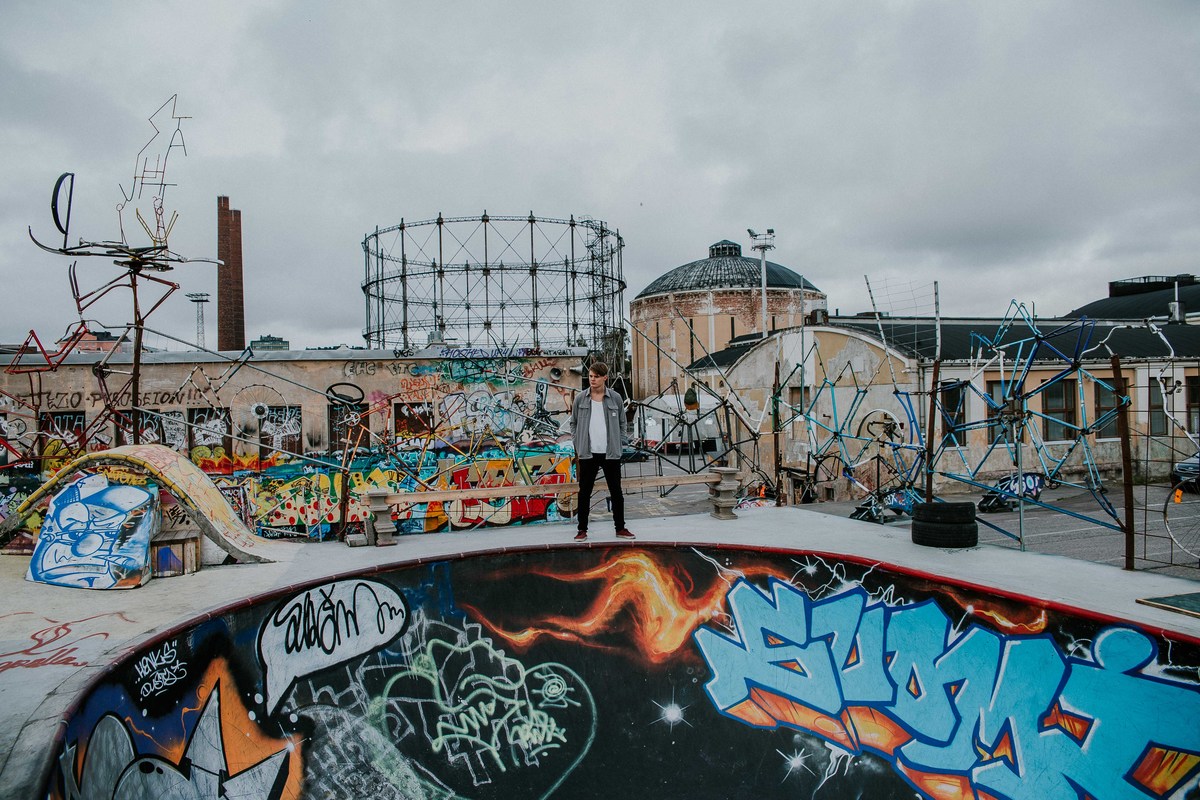 ensaio fotográfico masculino na europa com inspirações de poses e looks para ensaios masculinos.