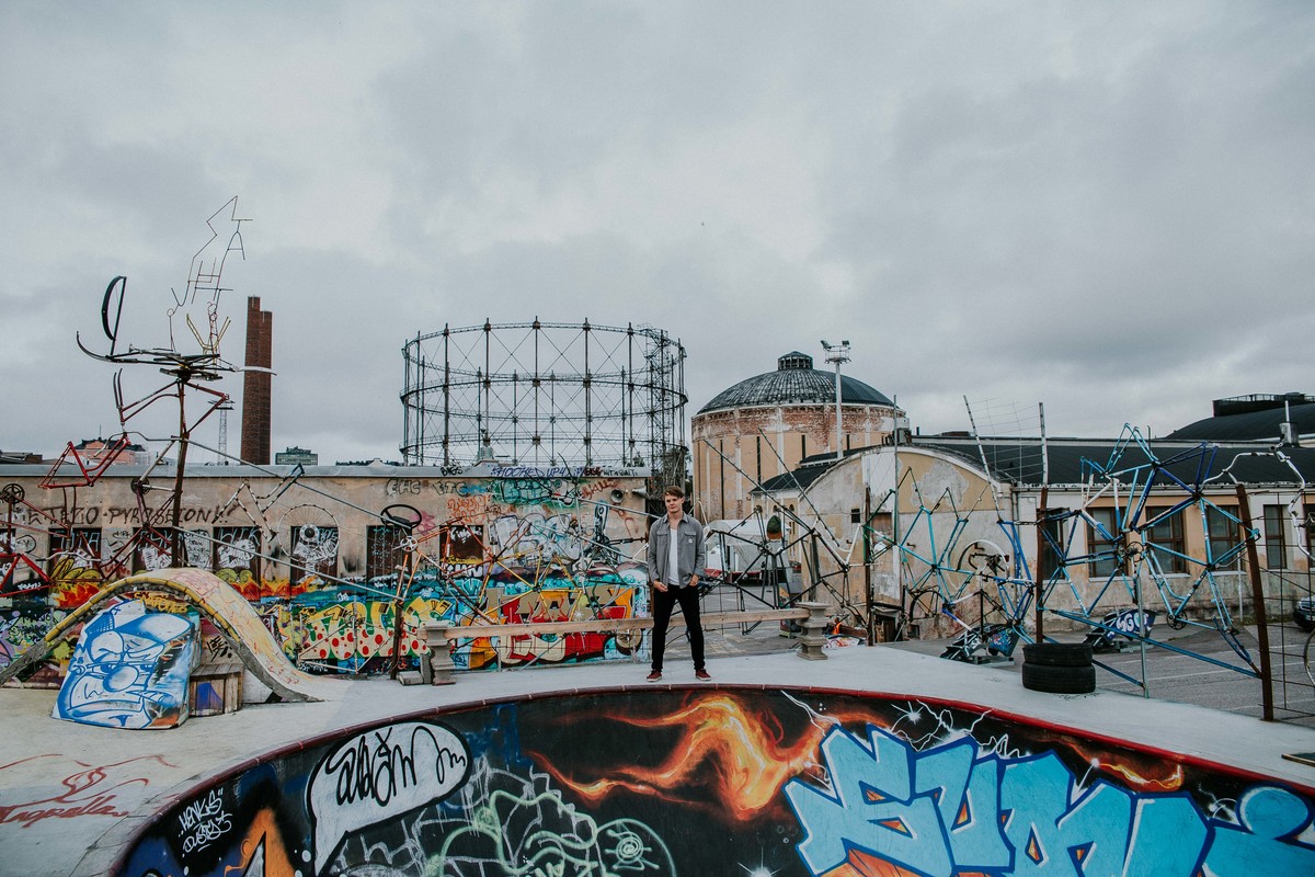 ensaio fotográfico masculino na europa com inspirações de poses e looks para ensaios masculinos.