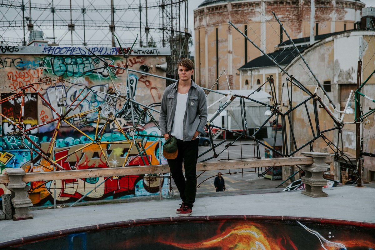 ensaio fotográfico masculino na europa com inspirações de poses e looks para ensaios masculinos.