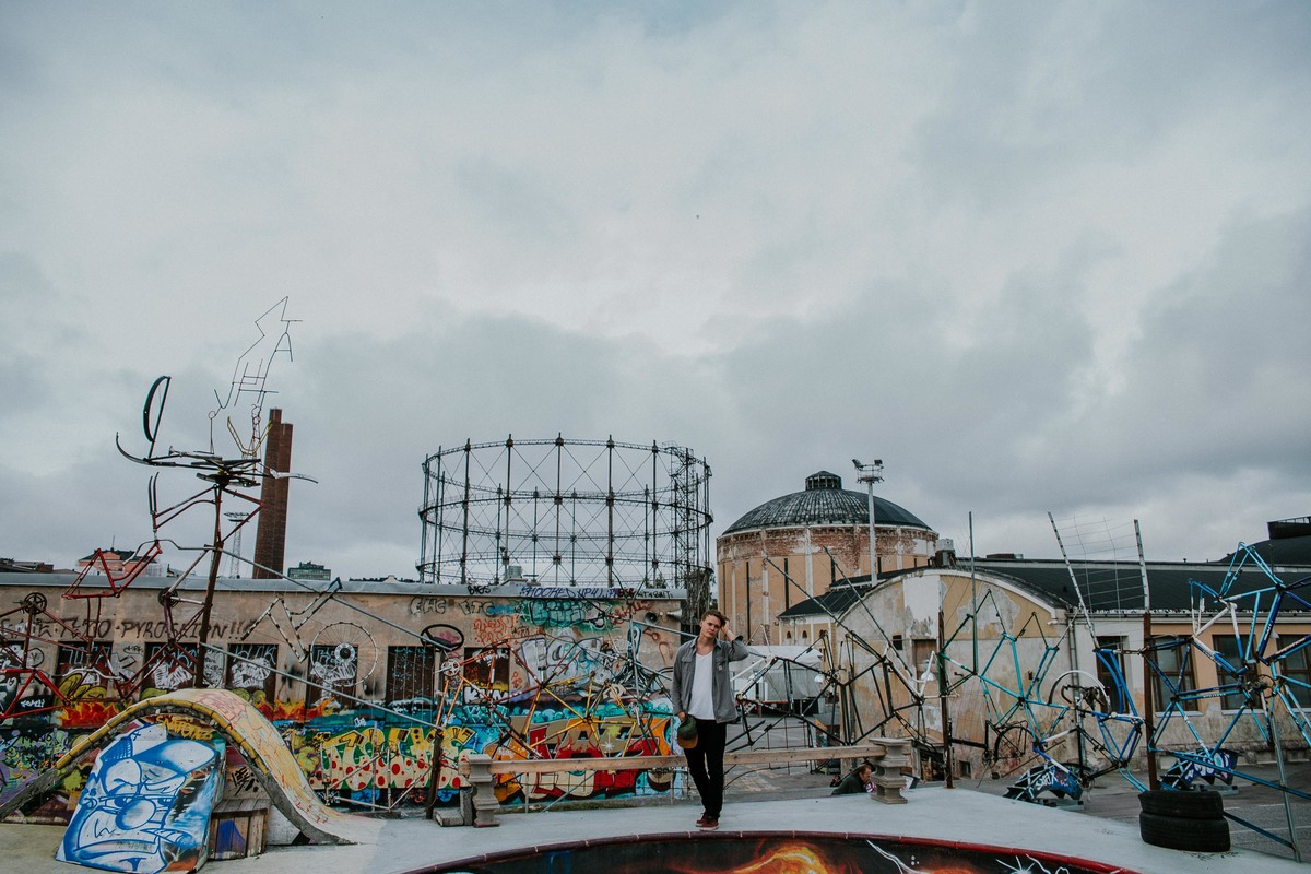 ensaio fotográfico masculino na europa com inspirações de poses e looks para ensaios masculinos.