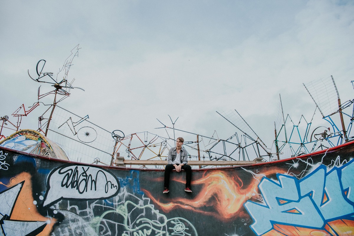 ensaio fotográfico masculino na europa com inspirações de poses e looks para ensaios masculinos.