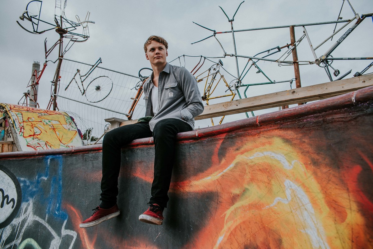 ensaio fotográfico masculino na europa com inspirações de poses e looks para ensaios masculinos.