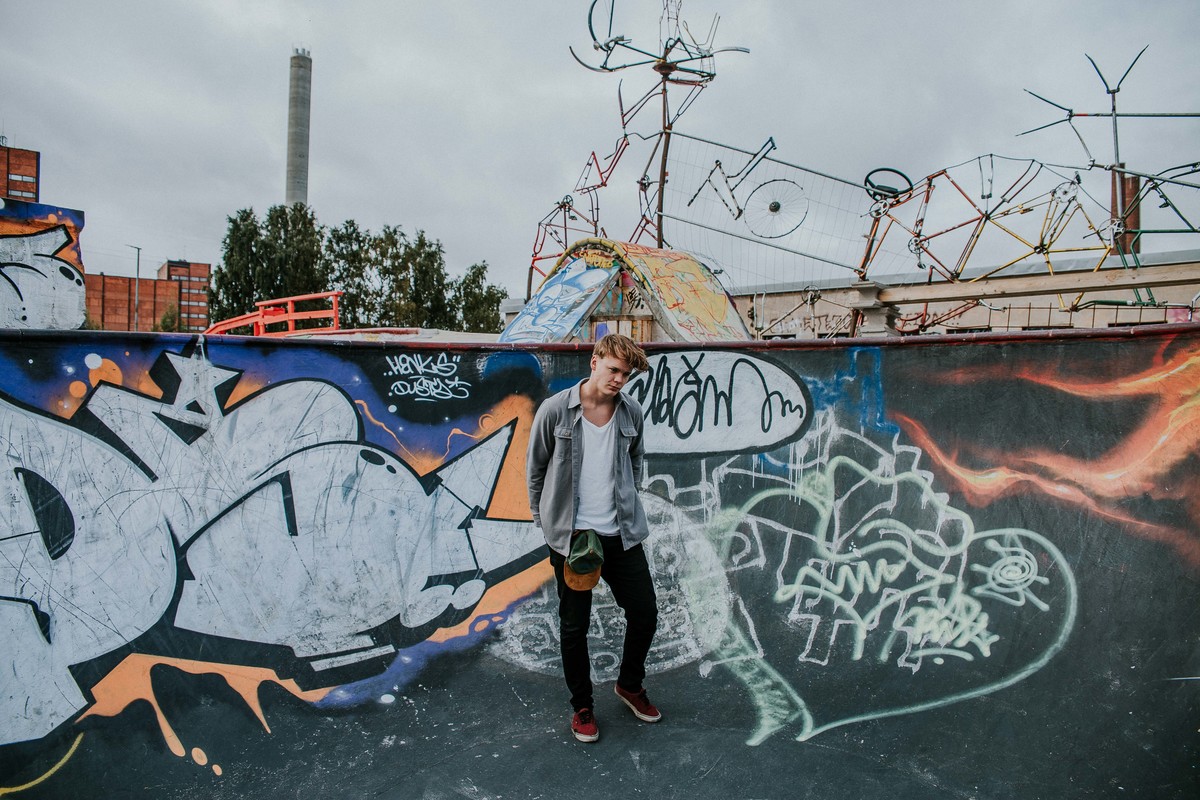 ensaio fotográfico masculino na europa com inspirações de poses e looks para ensaios masculinos.