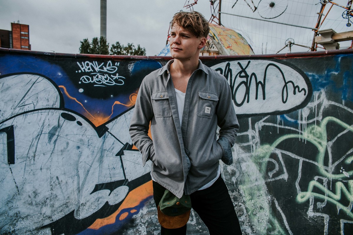 ensaio fotográfico masculino na europa com inspirações de poses e looks para ensaios masculinos.