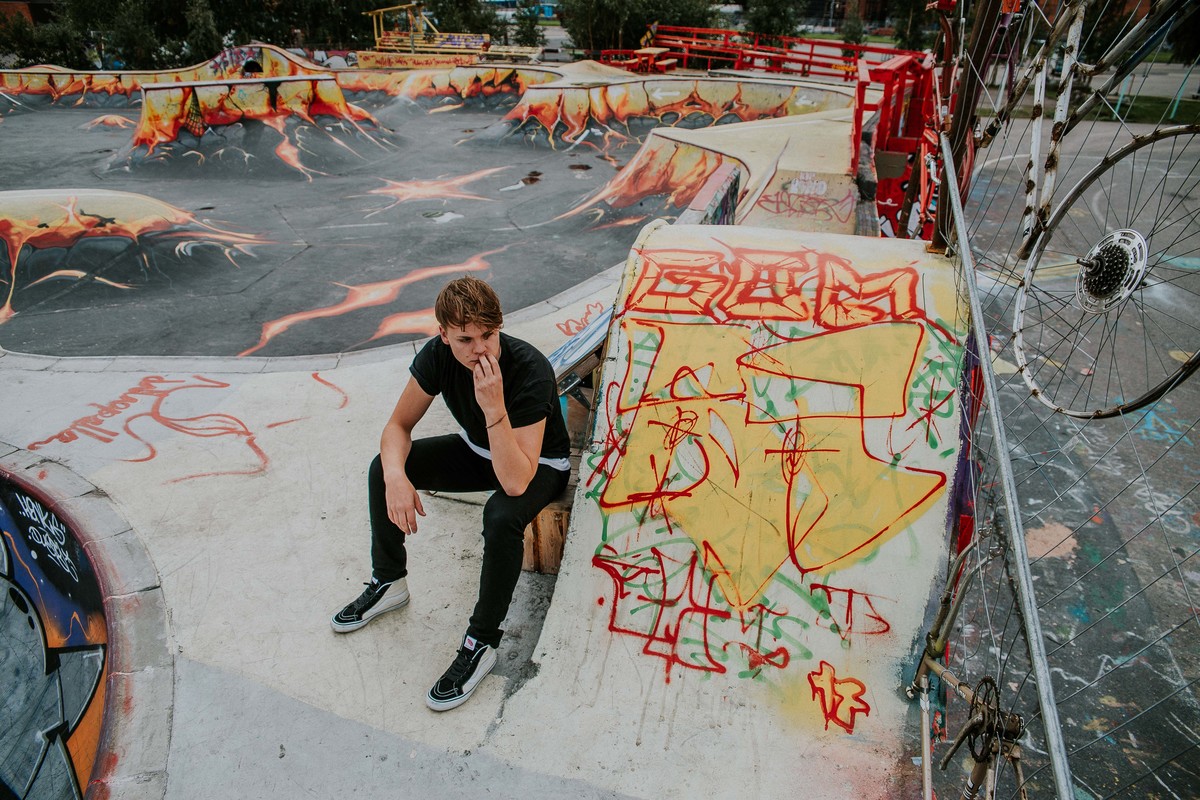 ensaio fotográfico masculino na europa com inspirações de poses e looks para ensaios masculinos.