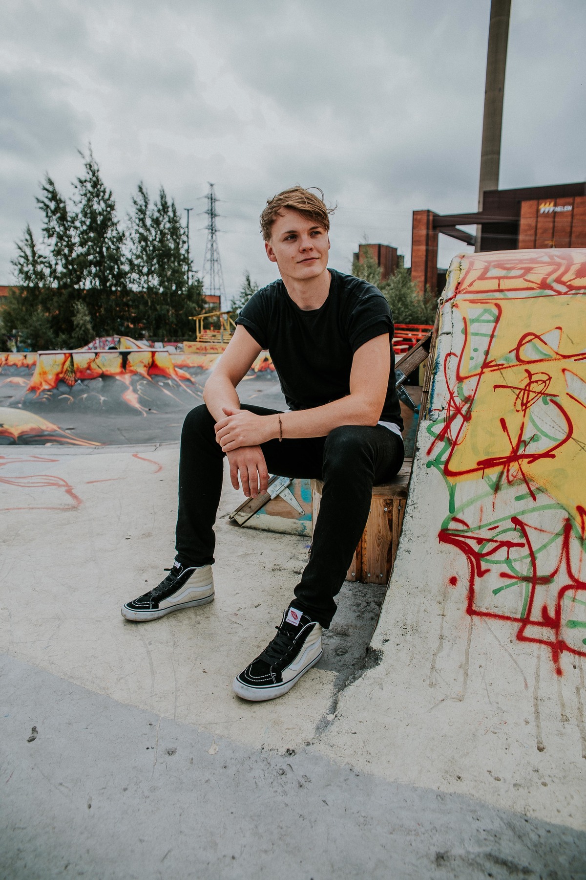 ensaio fotográfico masculino na europa com inspirações de poses e looks para ensaios masculinos.