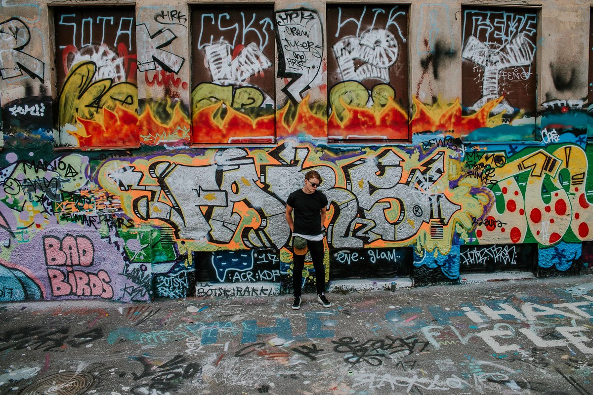 ensaio fotográfico masculino na europa com inspirações de poses e looks para ensaios masculinos.