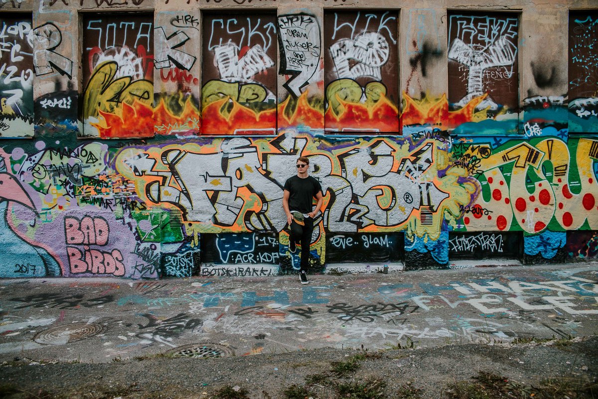 ensaio fotográfico masculino na europa com inspirações de poses e looks para ensaios masculinos.