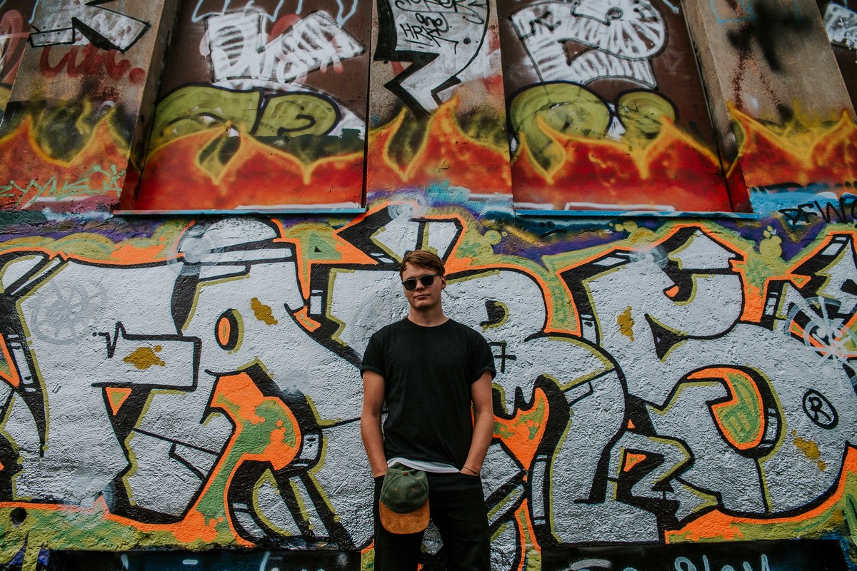 ensaio fotográfico masculino na europa com inspirações de poses e looks para ensaios masculinos.