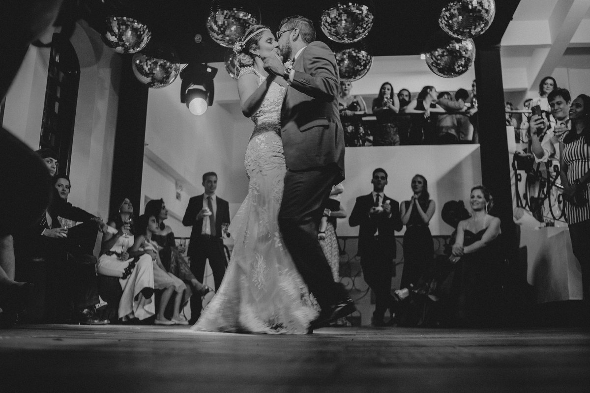 Noivos dançando a valsa do casamento durante a recepção