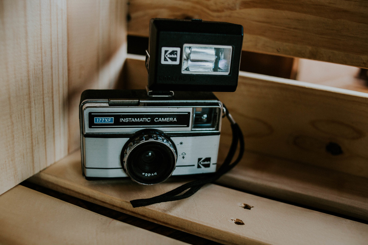 Detalhe de uma camera antiga usada na decoração de casamento