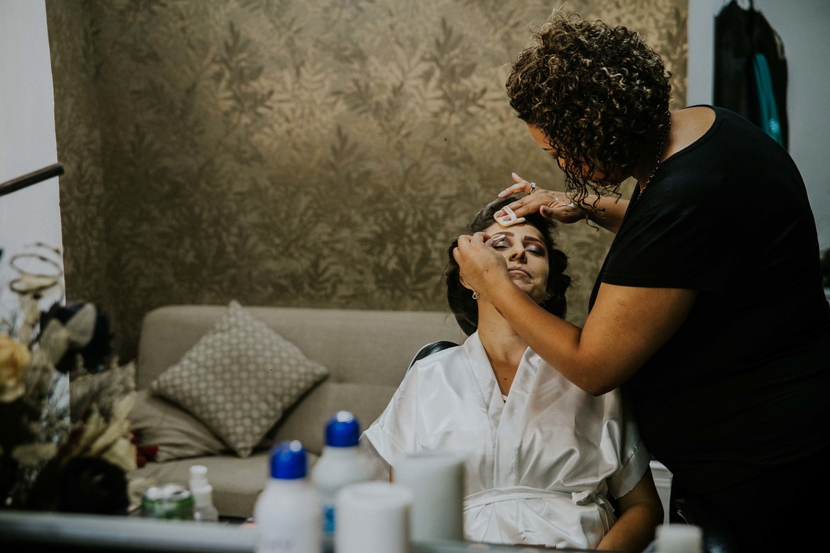 making of da noiva em que ela esta sendo maqueada