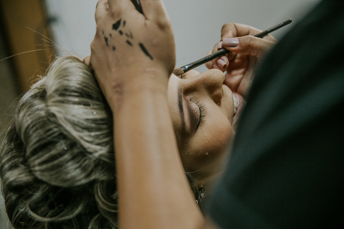Irma da noiva fazendo makeup