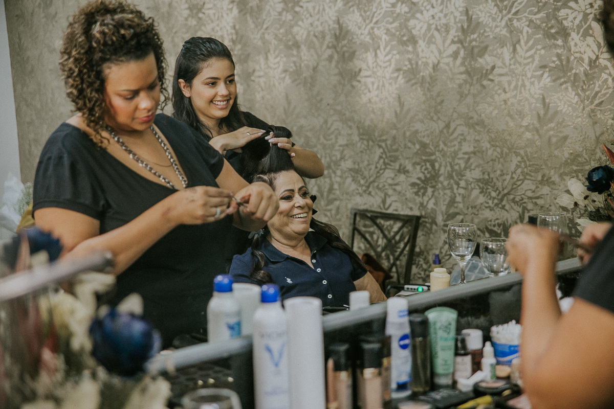 mae da noiva se arrumando para o casamento