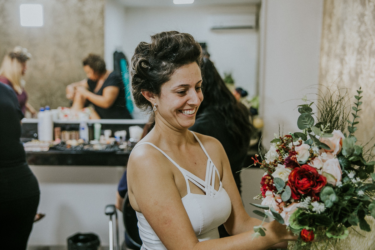 Noiva feliz ao recebendo seu buque da fulanadetal 