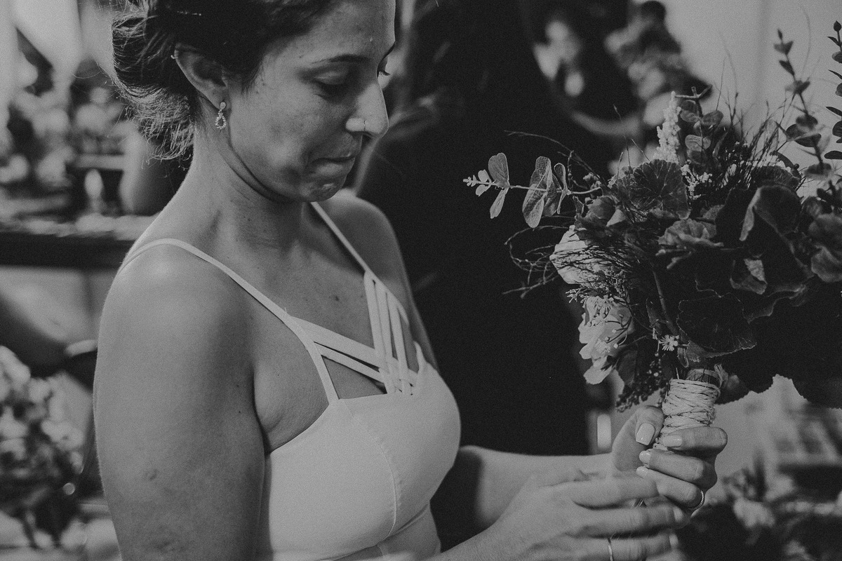 noiva emocionada ao receber o seu buque de casamento da fulanadetal