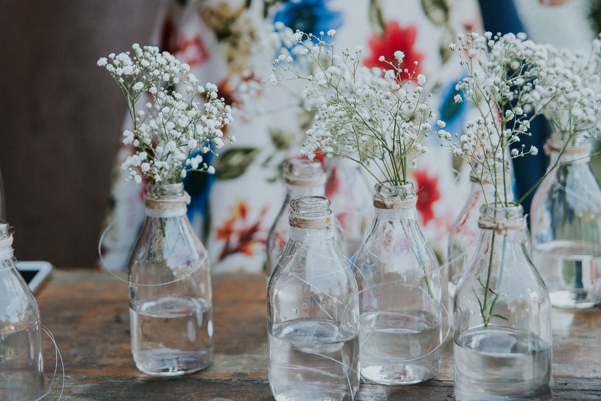 detalhes da decoração handmade feita a mão pela noiva para o casamento dela durante o dia na pampulha