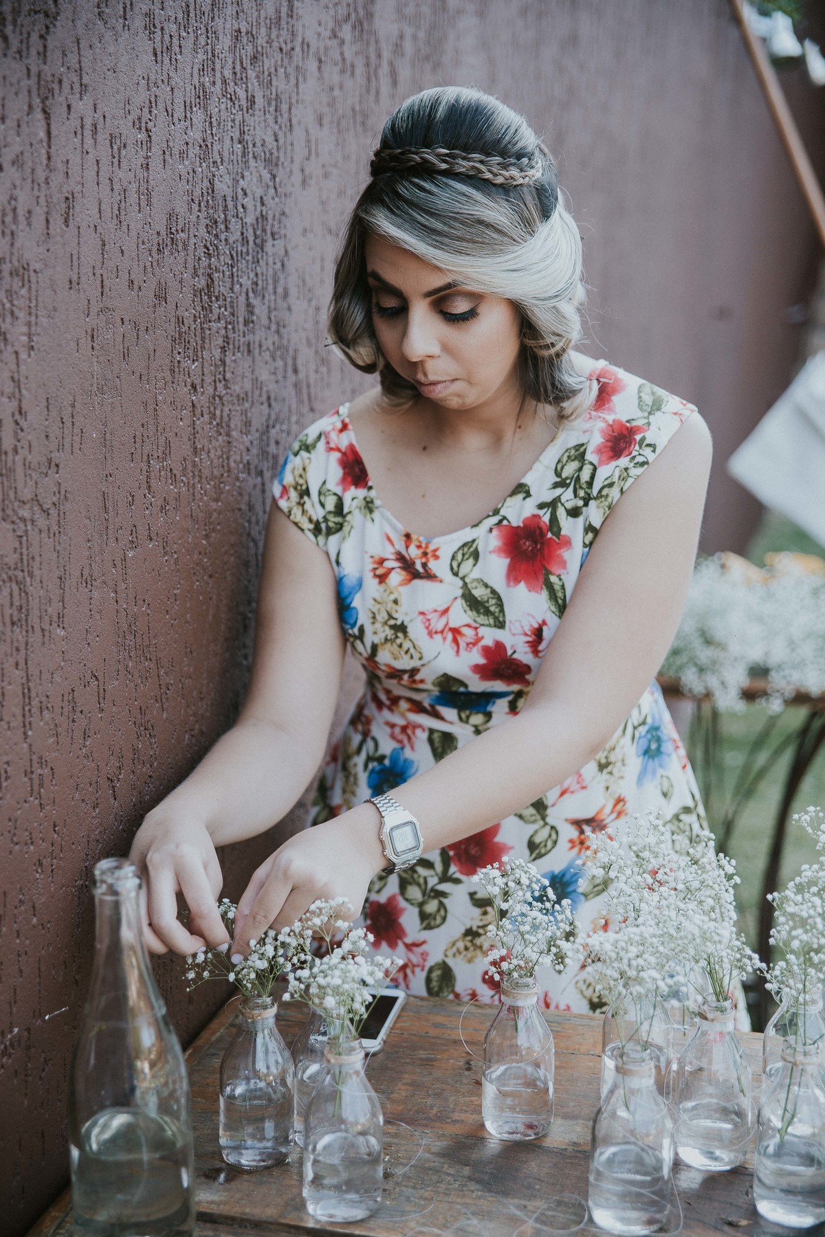 detalhe da irma da noiva ajudando a decoração da noiva feita a mão handmade