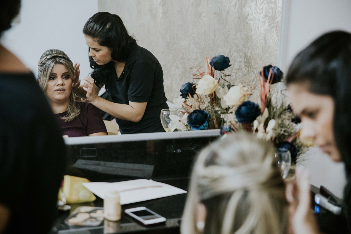 madrinha arrumando junto com a noiva