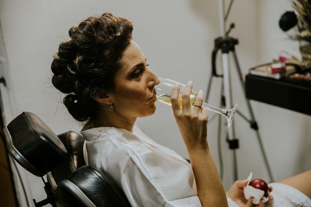 Noiva tomando espumante