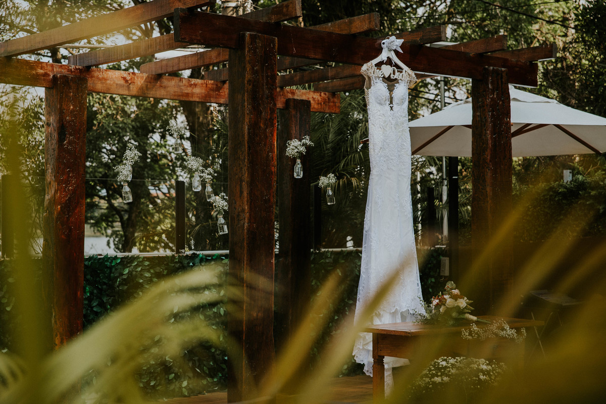 inspiração para vestido de noiva pendurado no altar da cerimonia