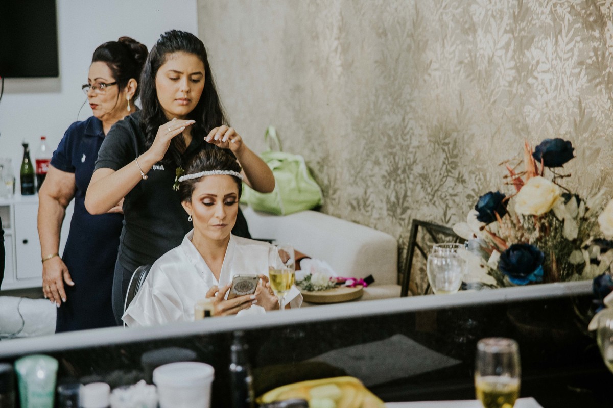 noiva se arrumando para o casamento