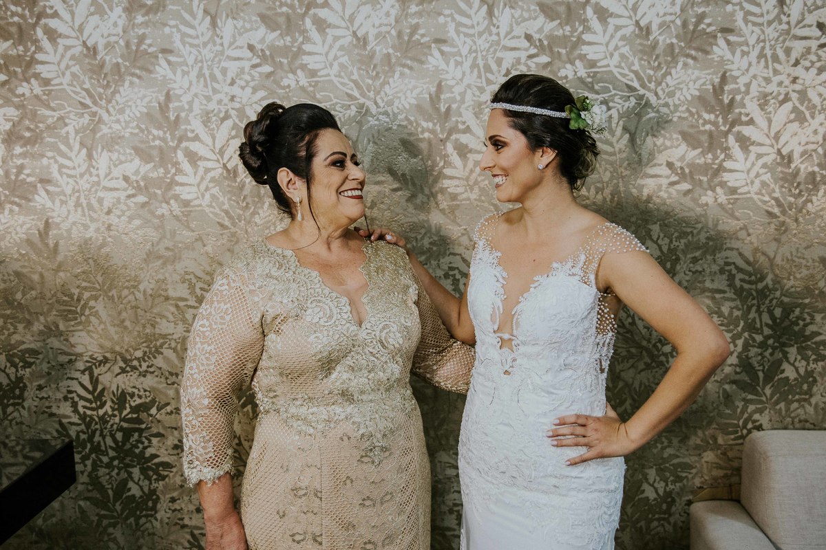 foto da noiva com a mãe antes do casamento