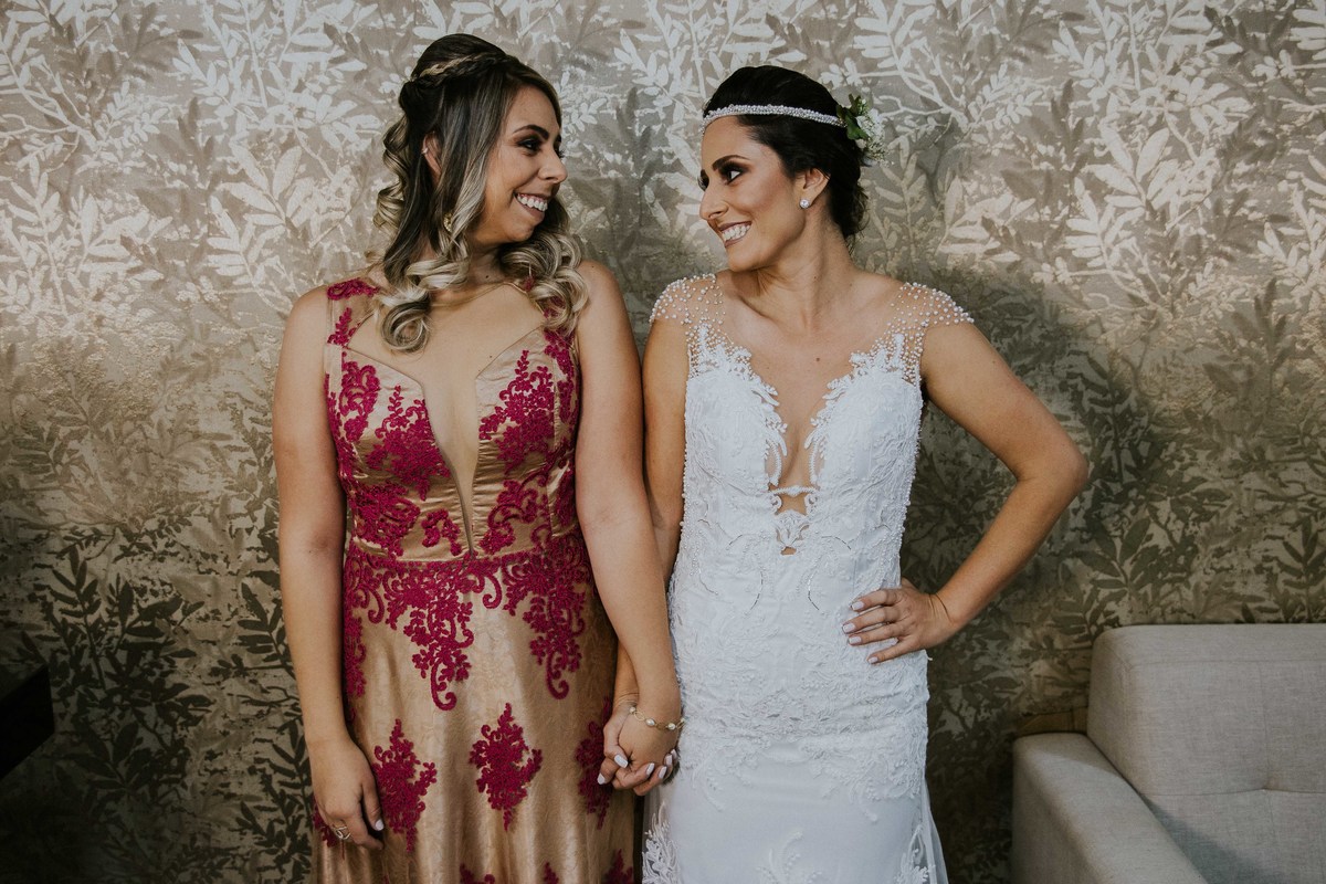 foto da noiva com a irma antes de entrar na cerimonia