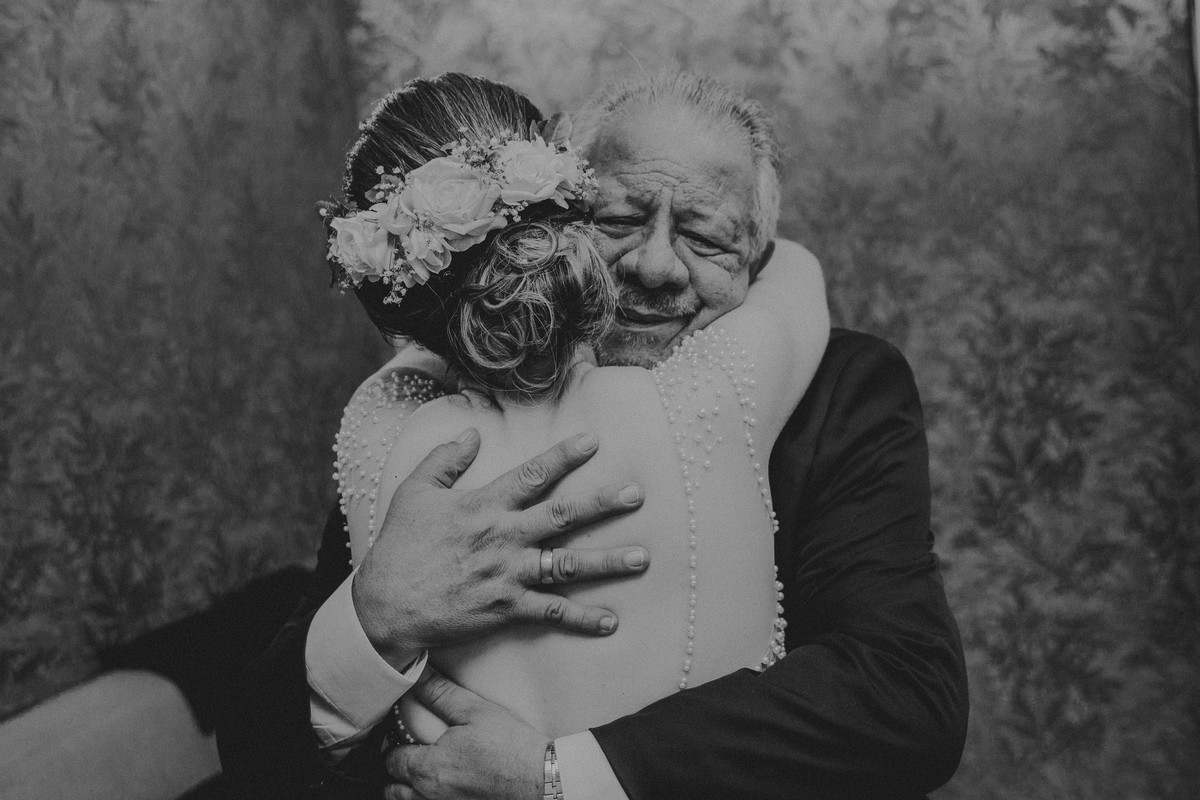 pai da noiva dando um abraço na noiva e se emocioando ao levar a filha ao altar