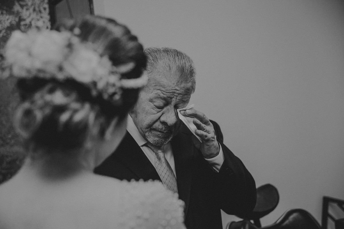 pai da noiva emocionado ao ver a filha primeira vez vestida de noiva