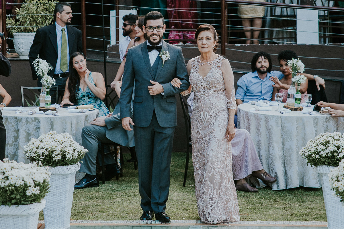 Entrada do noivo junto com a mãe na cerimonia de casamento feito durante o dia na pampulha belo horizonte brasil