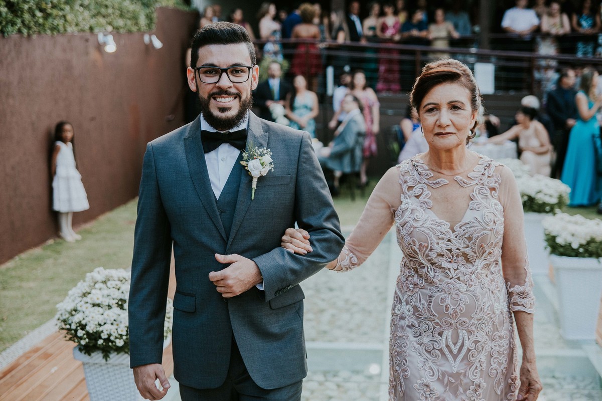 Noivo entrando com a mãe na cerimonia de casamento realizada na pampulha Belo Horizonte