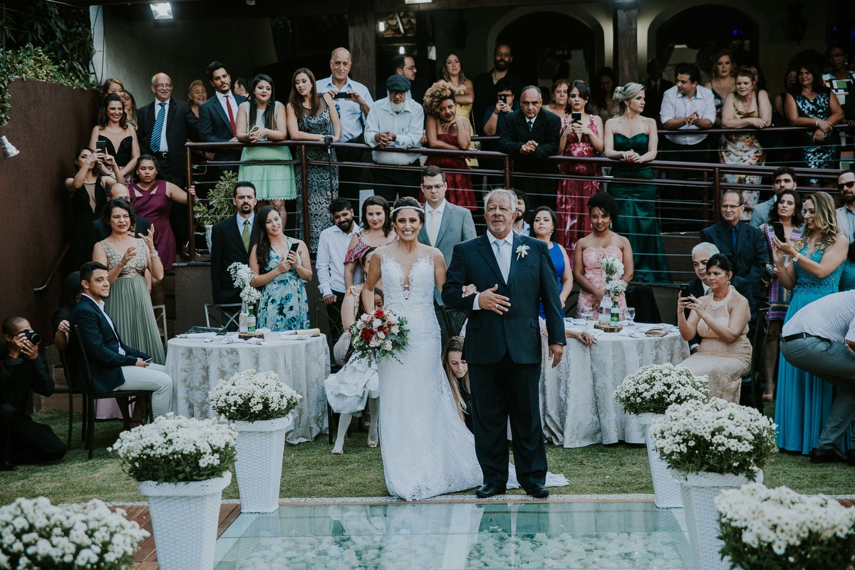 Entrada da noiva junto com o pai na cerimonia de casamento durante o dia na Pampulha
