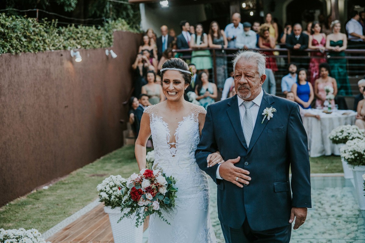 Noiva entrando com o pai na cerimonia de casamento feita durante o dia em Belo Horizonte