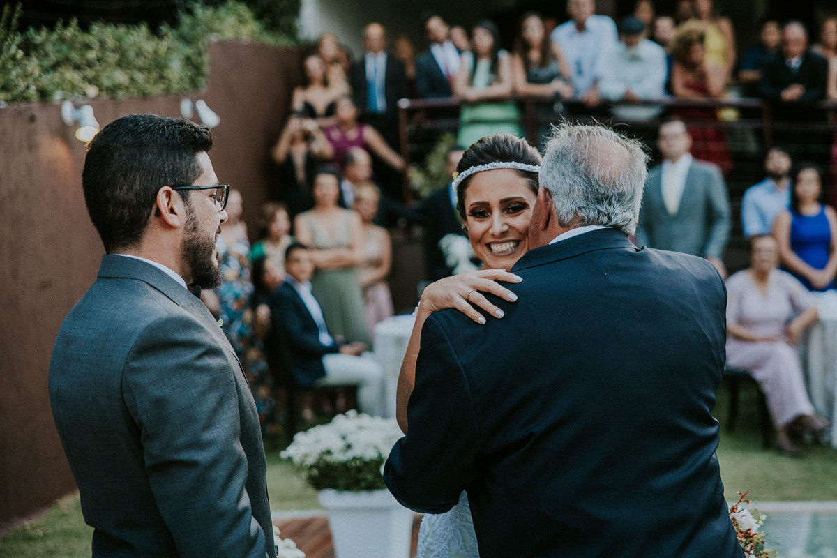 Pai cumprimentando a filha antes de entraga-la para o noivo na cerimonia de casamento