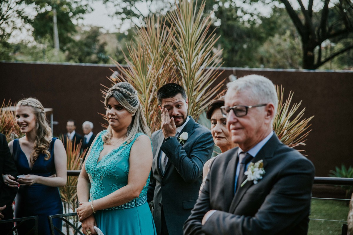 irmão da noiva chorando ao ver a irmã se casar