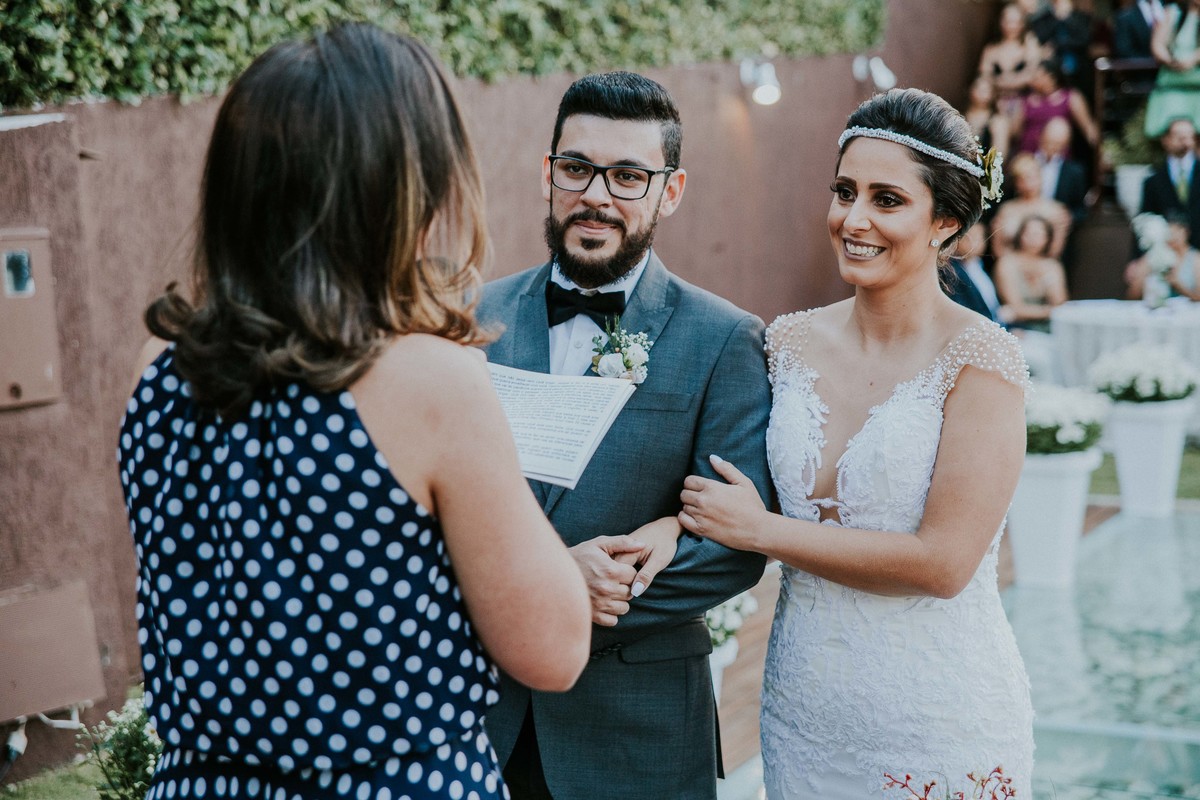 noivos felizes durante a cerimonia de casamento