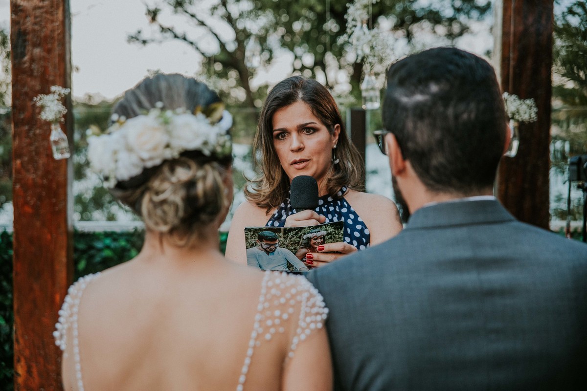 celebrante dizendo a palavra de Deus durante o matrimonio