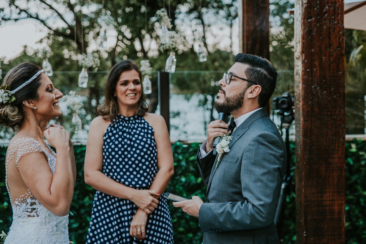 fotografia criativa de casamento em que a noiva esta ajudando o noivo a arrumar a gravata