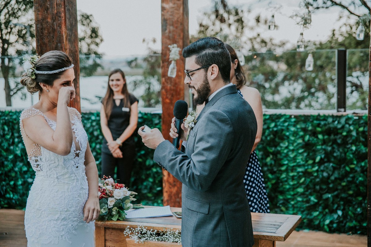 Noiva emocionando durante os votos