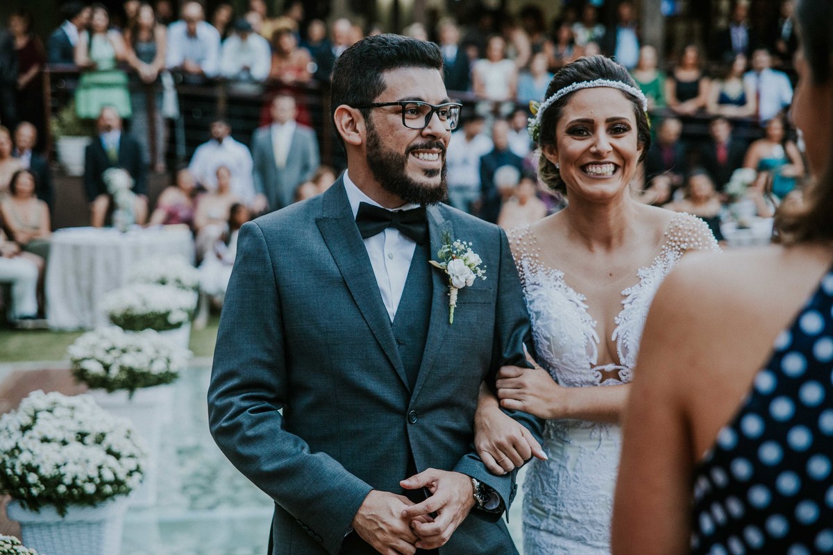 noivos sorrindo durante a cerimonia de casamento na casa orla na pampulha