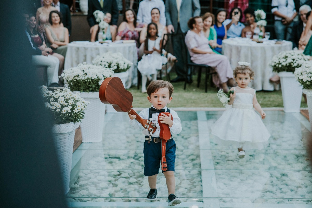 ideia criativa para os pagens trazerem as alianças em um ukulele