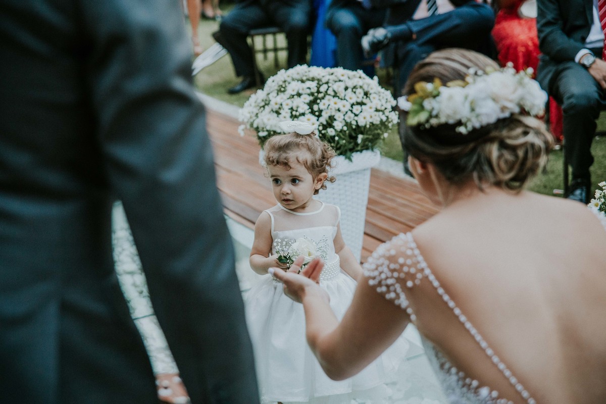 noiva recebendo as alianças da porta aliança