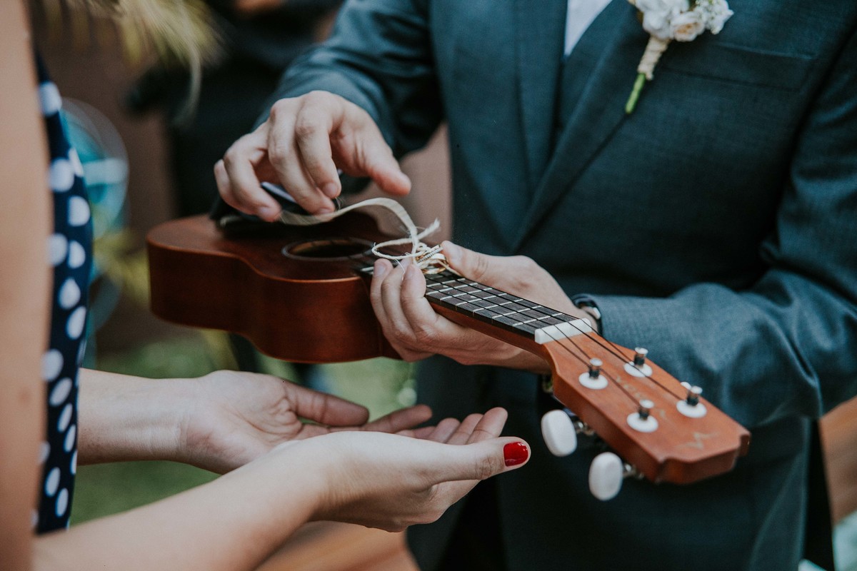 porta aliança criativo em um Ukulele