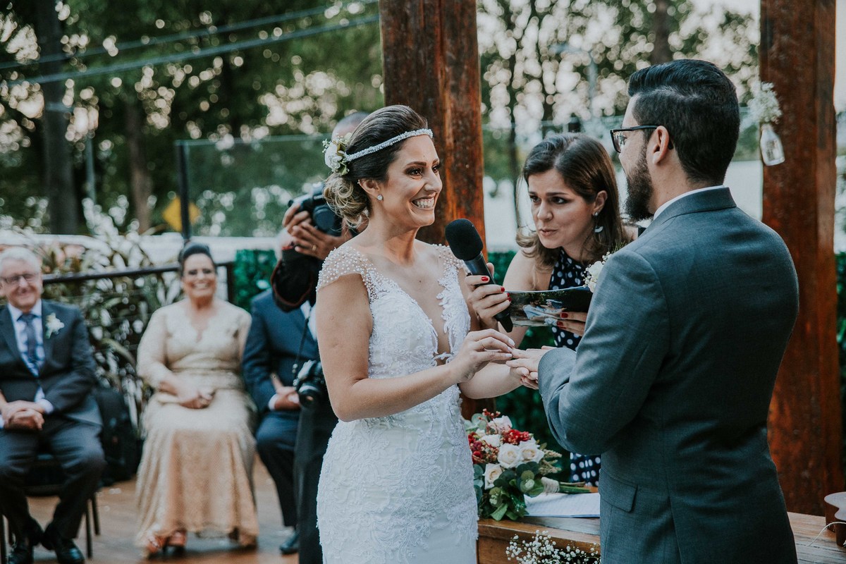 noiva sorrindo para o noivo durante a cerimonia de casamento feita na pampulha